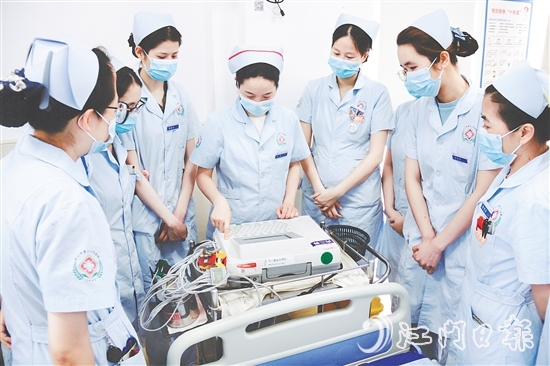 臺山市第二人民醫(yī)院內(nèi)二科護(hù)理團(tuán)隊不斷學(xué)習(xí)先進(jìn)的護(hù)理技術(shù)。