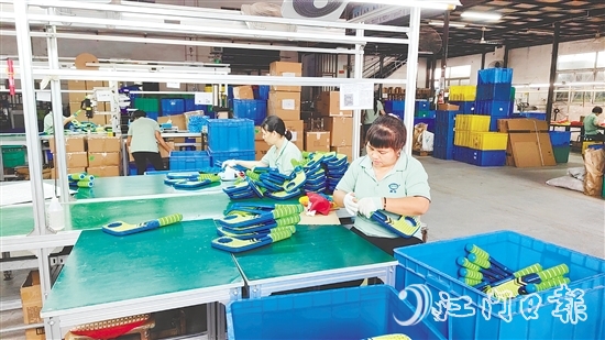 在昌輝玩具的車間，工人們忙碌有序地趕制訂單產(chǎn)品。