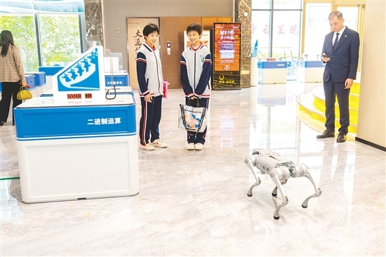 展覽涵蓋人工智能、芯片技術(shù)、生命科學(xué)等領(lǐng)域，展出40余件科技展品。