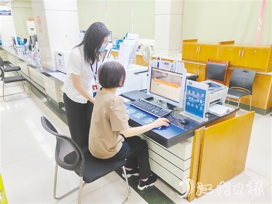 工作人員指導群眾在“一件事”網(wǎng)辦專區(qū)辦理業(yè)務。