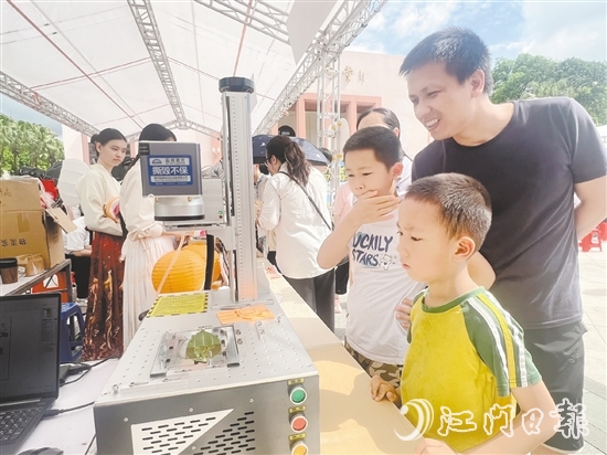 活動吸引眾多市民駐足。