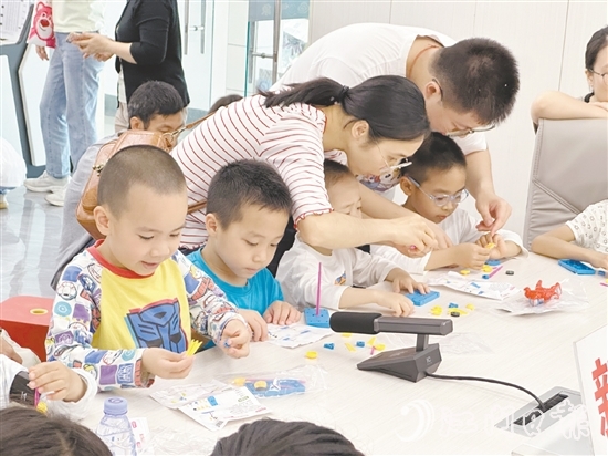 孩子們?cè)谶M(jìn)行風(fēng)力風(fēng)向標(biāo)科學(xué)實(shí)驗(yàn)。