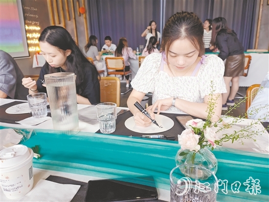 農(nóng)業(yè)銀行江門分行組織青年員工制作漆扇。