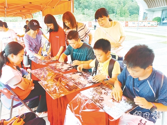 親子家庭參與文物拼圖大挑戰(zhàn)。