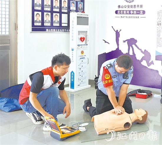 培訓(xùn)師講解自動(dòng)體外除顫儀（AED）使用方法時(shí)，參訓(xùn)人員利用人體模型和訓(xùn)練機(jī)反復(fù)練習(xí)。