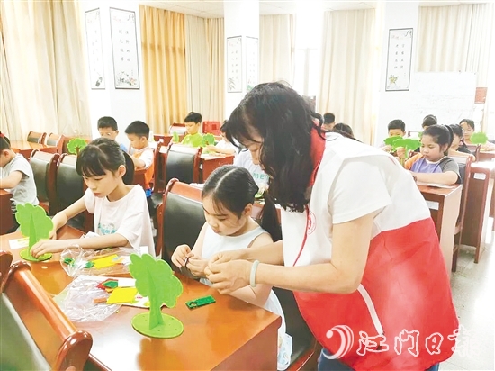 孩子們在志愿者的示范和指導(dǎo)下，精心制作“家庭樹”。