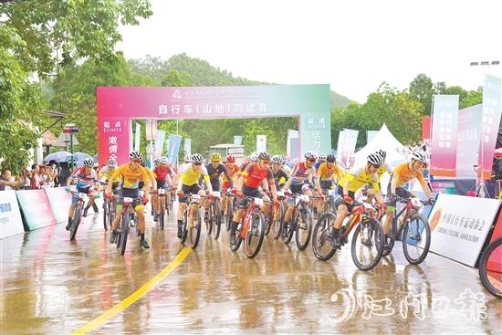 第十五屆全國(guó)運(yùn)動(dòng)會(huì)自行車（山地）測(cè)試賽鳴槍開(kāi)賽，選手們展開(kāi)激烈比拼。