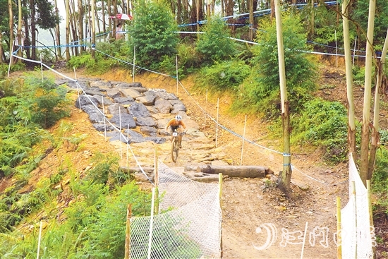 選手在山林間高速騎行，展現(xiàn)高超技術(shù)。