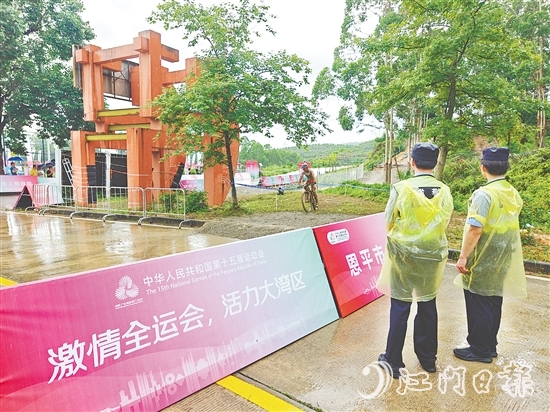 警察現(xiàn)場(chǎng)維持賽場(chǎng)秩序，保證比賽順利進(jìn)行。