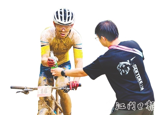 參賽選手在比賽中途補(bǔ)充水分。