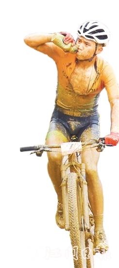 測(cè)試賽中，高難度賽道讓選手成了“小泥人”。