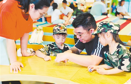 活動(dòng)中，親子共同拼接軍事武器小拼圖。