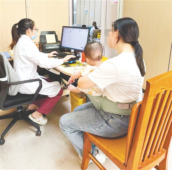 醫(yī)生為水痘患兒看診。