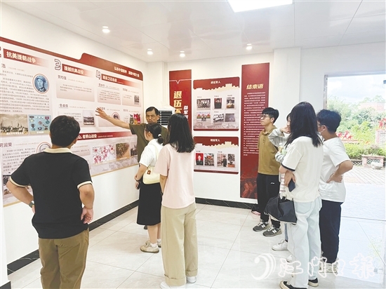 青年了解當(dāng)年知青到下麗村與村民同吃同住同勞動(dòng)的歲月。