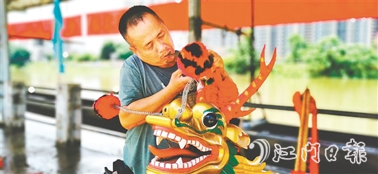 杜澄龍舟活動完整保留著農(nóng)歷四月初八“轉(zhuǎn)龍頭”、五月初一“旺龍日”等古禮。圖為村民在“旺龍日”前整理龍頭龍棗。