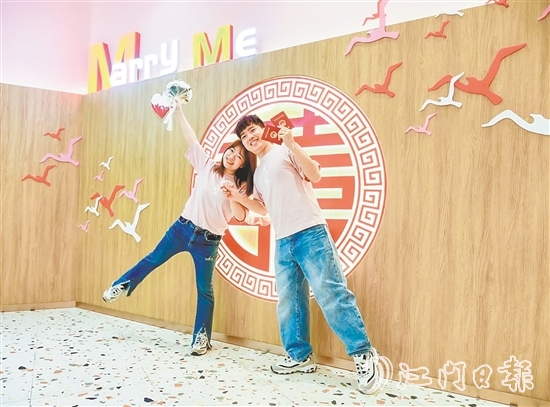 江海區(qū)婚姻登記處布置了溫馨浪漫的氛圍，吸引新人打卡留念。劉瓊