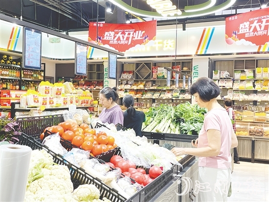 菜市場(chǎng)變身生鮮超市，吸引周邊居民前來(lái)選購(gòu)。