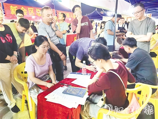 招聘會(huì)現(xiàn)場(chǎng)，求職者與企業(yè)精準(zhǔn)對(duì)接。