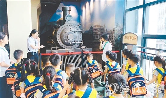 學(xué)校組織學(xué)生走進臺山市博物館，通過實地參觀和互動體驗，更加深入地了解家鄉(xiāng)歷史文化。