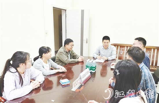 吳文彪（中）整合各方力量資源，努力化解矛盾糾紛。