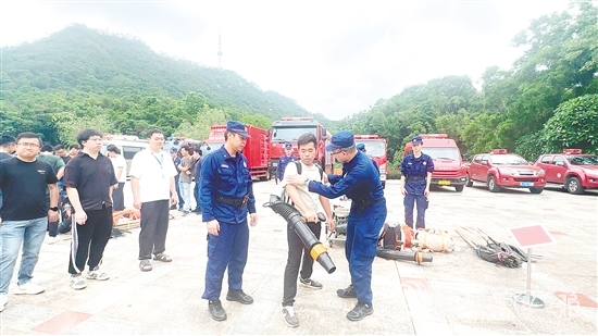 實戰(zhàn)演練中，專業(yè)人員現場教學，詳細講解防滅火設備的使用要點。