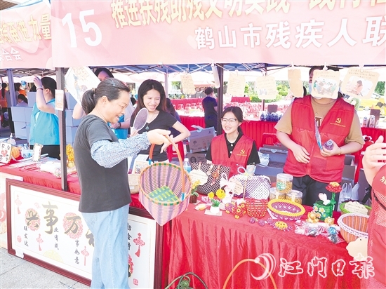 市民選購義賣物品，以實際行動支持公益事業(yè)。