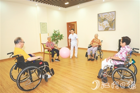 新會(huì)區(qū)養(yǎng)老中心定期安排活動(dòng)，讓入住長(zhǎng)者的晚年生活過(guò)得充實(shí)而有趣。