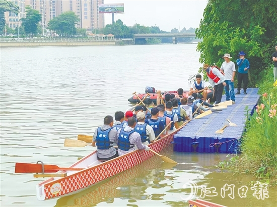 從本周開(kāi)始，參賽隊(duì)伍在錦江河開(kāi)展訓(xùn)練。