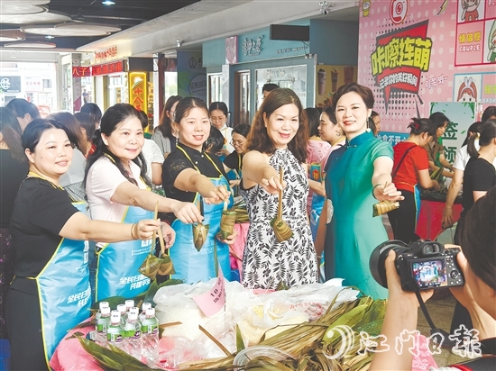 恩平市舉辦慈善包粽活動，這是這座“感恩之城”一年一度的溫情盛會。