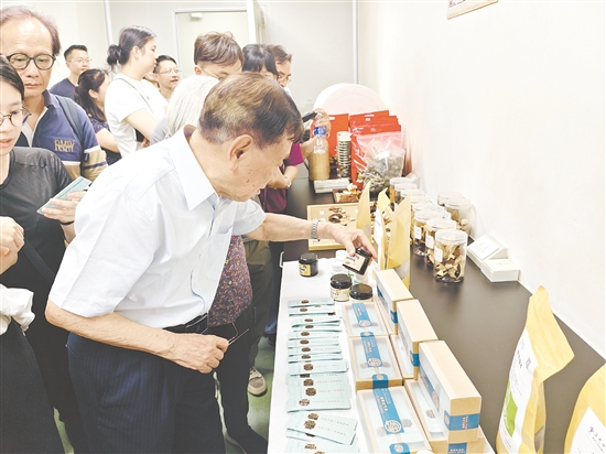 香港客人參觀江門市新會陳皮研究院。