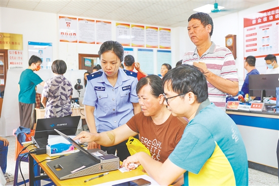 活動為群眾提供“現(xiàn)場拍照+當(dāng)場辦證”“一站式”辦理便民服務(wù)。