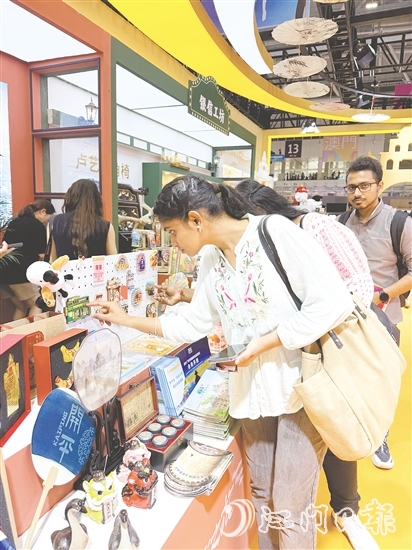 富有僑鄉(xiāng)特色的開(kāi)平文創(chuàng)產(chǎn)品吸引外籍客商關(guān)注。