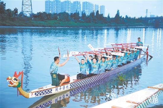 開(kāi)平河道上吶喊聲此起彼伏，各村龍舟隊(duì)正緊鑼密鼓備戰(zhàn)訓(xùn)練。