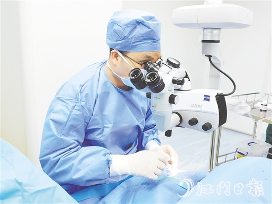 陳新宇為患者進(jìn)行手術(shù)中。