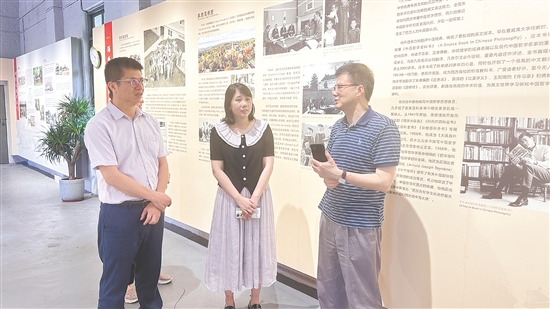 王海龍（右）探訪陳榮捷故里，深入了解陳榮捷的生平細(xì)節(jié)。