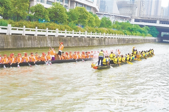 為迎接端午龍舟巡游活動，外海組織龍舟訓練。
