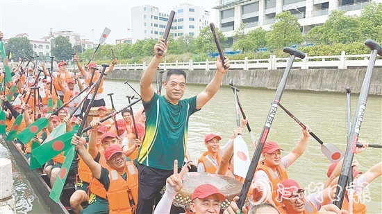 龍舟不僅是傳統(tǒng)活動，更承載著深厚的精神內(nèi)涵。參與龍舟競渡對江海人來說是一種榮譽。