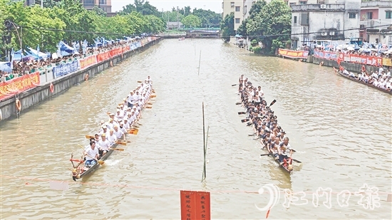 扒丁們?cè)诒荣愔袏^力劃槳。