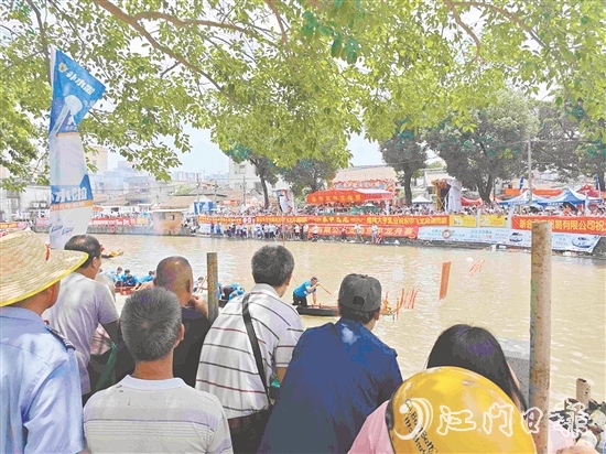 龍舟競(jìng)渡熱鬧上演，大量市民游客現(xiàn)場(chǎng)觀看。