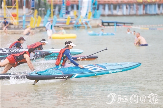 選手們以最快速度沖向終點(diǎn)。