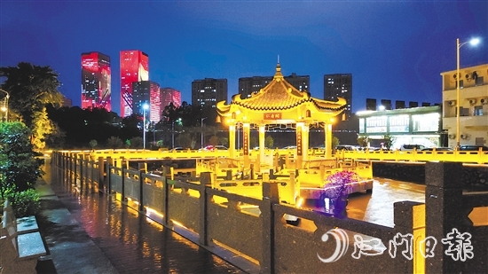 篁莊社區(qū)積極修繕活化老舊建筑，以文明實踐夯實民生基礎(chǔ)。圖為“仁壽閣”親水涼亭夜景。