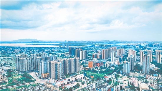 鶴山市將全國文明城市創(chuàng)建與省“百千萬工程”典型縣建設(shè)緊密結(jié)合、協(xié)同推進(jìn)，著力推進(jìn)城鄉(xiāng)區(qū)域協(xié)調(diào)發(fā)展。圖為鶴山城區(qū)新貌。