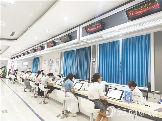 鶴山市行政服務(wù)中心以文明城市創(chuàng)建工作為抓手，推出一系列便民舉措，助力打造優(yōu)質(zhì)營造環(huán)境。