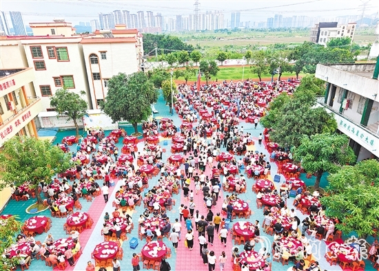 蓬江區(qū)棠下鎮(zhèn)大林村吃龍船飯，親朋好友共敘鄉(xiāng)情賀端午。郭永樂攝