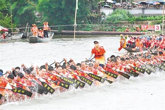 在新會(huì)司前龍灣河，鼓聲震天，龍舟隊(duì)劈波斬浪，激情競(jìng)速。黃勝攝