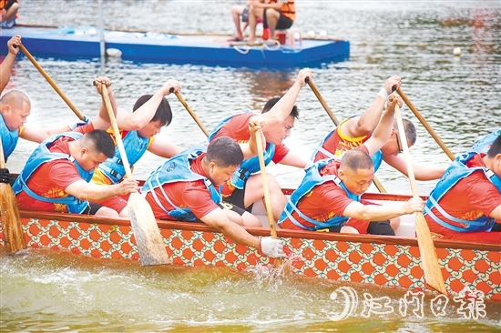 恩平市橫陂鎮(zhèn)藍(lán)田水閘河道上演龍舟精彩對(duì)決。周曉營攝