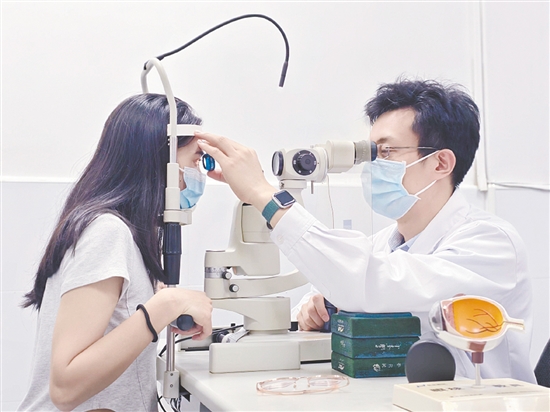 醫(yī)生對(duì)患者進(jìn)行檢查。