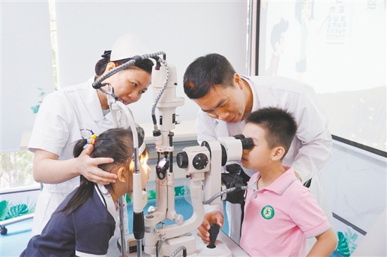 小朋友體驗(yàn)檢查設(shè)備。