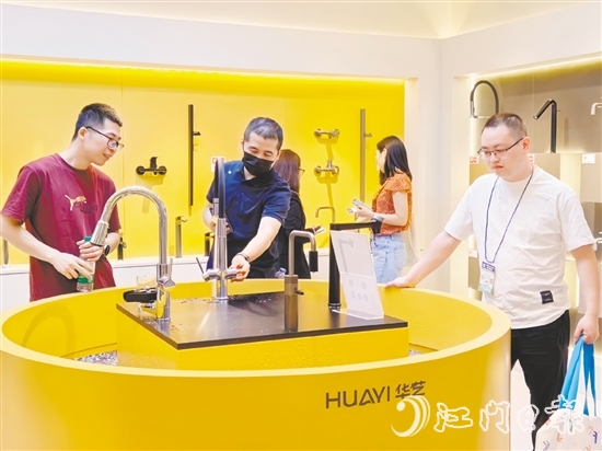 此次上海廚衛(wèi)展現(xiàn)場，開平衛(wèi)浴企業(yè)帶來多款引發(fā)業(yè)界關(guān)注的代表性新品。