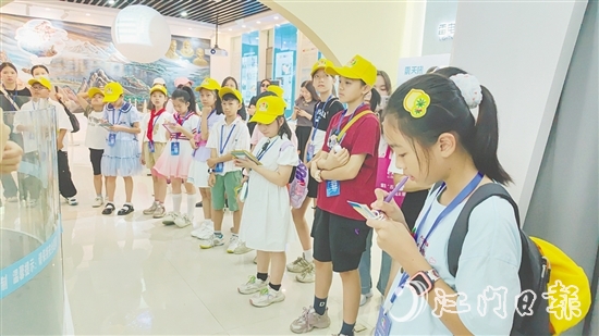 觀察團(tuán)成員寫(xiě)下自己的建議，為城市發(fā)展建言獻(xiàn)策。